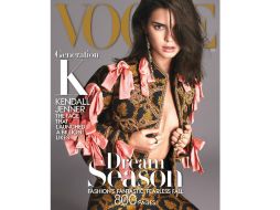 En la portada, Kendall Jenner luce un traje de Gucci y el cabello suelto hacia un lado. TWITTER / @voguemagazine