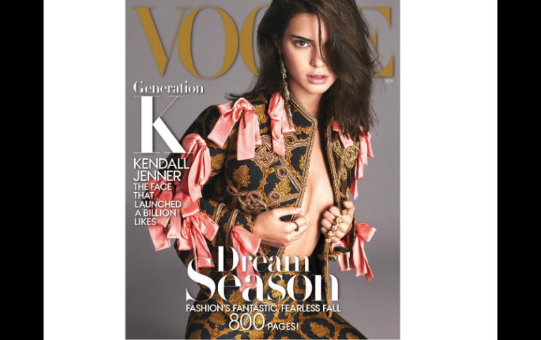 En la portada, Kendall Jenner luce un traje de Gucci y el cabello suelto hacia un lado. TWITTER / @voguemagazine