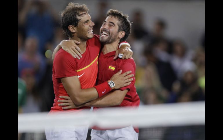 Nadal (izquierda) ganó el oro apenas un par de horas después de avanzar a la Semifinal de individuales. AP / C. Krupa