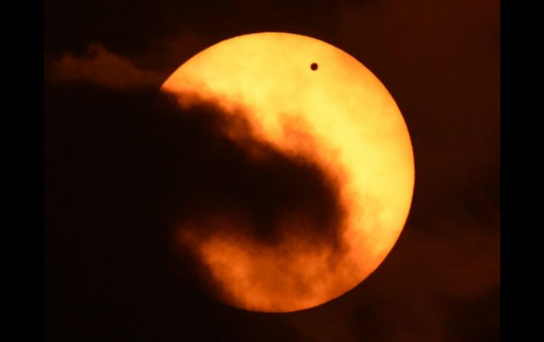 Venus tiene alrededor de 800 grados kelvin y para este astro el Sol no sale por el este, como en la Tierra, sino por el oeste. AFP / ARCHIVO