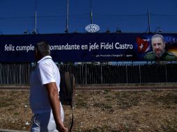 En las calles de la isla se instalaron en casas y comercios fotos del líder. AFP / F. Monteforte