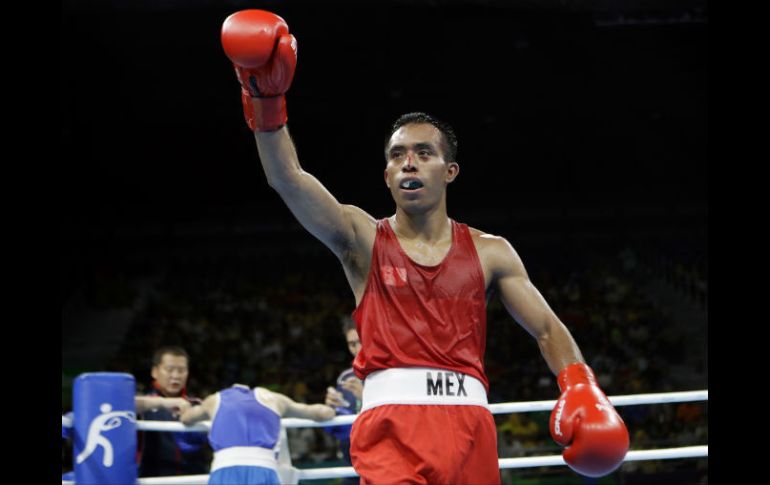 El pugilista guerrerense se mostró dominante al ganar en dos de los tres rounds. AP / F. Franklin II