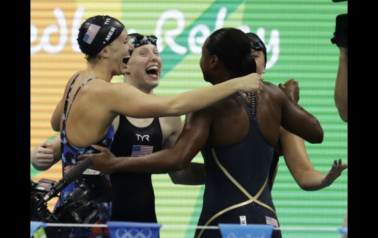 Las nadadoras estadounidenses celebran su triunfo. AP / D. Lovetsky