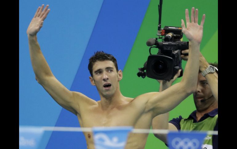 Al salir de la piscina, Phelps levantó los brazos y saludó al público emocionado. AP / R. Blackwell