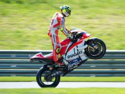 Andrea Iannone tomó la iniciativa para buscar su primera victoria con la Ducati. AFP / ARCHIVO