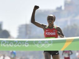 Con un tiempo de 2:24:07 la africana cruzó la meta y se corona como ganadora del maratón. AFP / F. Coffrini