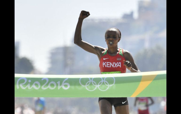 Con un tiempo de 2:24:07 la africana cruzó la meta y se corona como ganadora del maratón. AFP / F. Coffrini