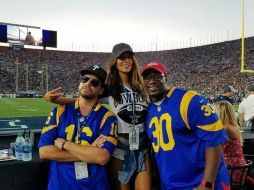 En la imagen aparece Eiza González con la playera alusiva de los Vaqueros de Dallas junto a Donovan Carter y Dave O Philly. INSTAGRAM / eizagonzalez