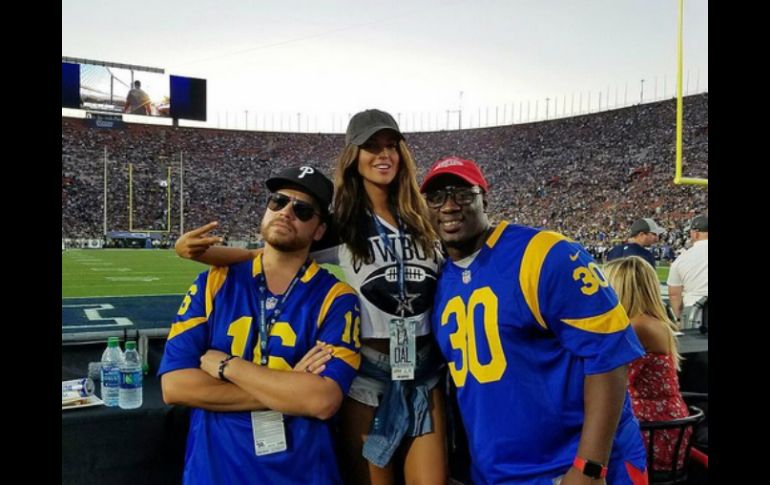 En la imagen aparece Eiza González con la playera alusiva de los Vaqueros de Dallas junto a Donovan Carter y Dave O Philly. INSTAGRAM / eizagonzalez