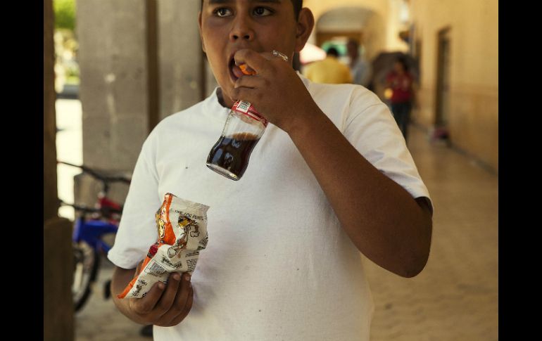 Un factor importante es cambiar los hábitos alimenticios que se orientan más hacia alimentos ricos en calorías y grasas. EL INFORMADOR / ARCHIVO