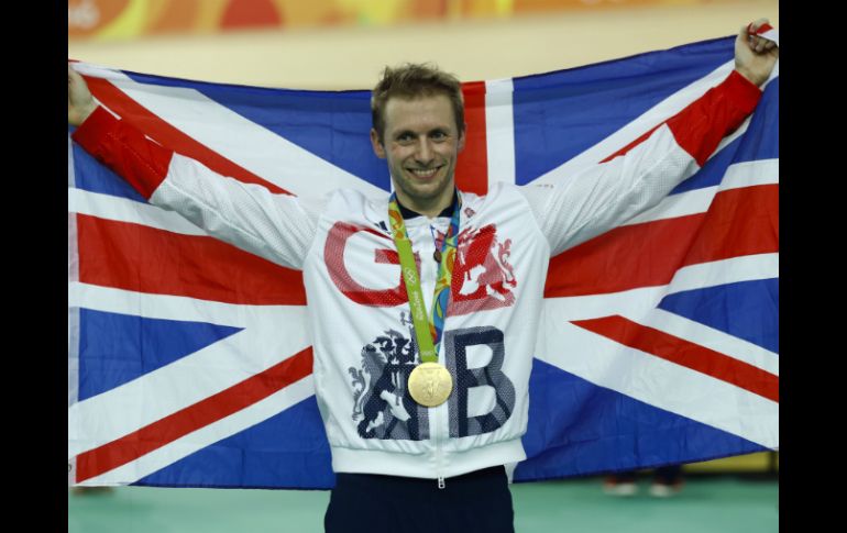 En la ronda preliminar, Jason Kenny cronometró 9.551 para imponer récord olímpico con una velocidad de 75.384 km. AP / P. Semansky