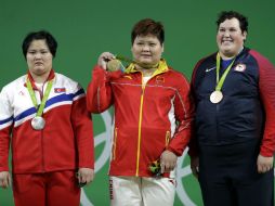 Suping Meng supera en el último intento a la norcoreana Hyang Kuk Kim para conquistar la medalla de oro. AP / M. Groll