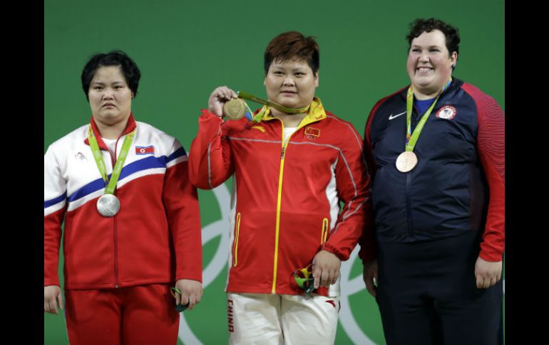 Suping Meng supera en el último intento a la norcoreana Hyang Kuk Kim para conquistar la medalla de oro. AP / M. Groll