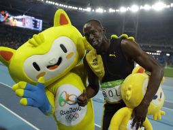 Usain Bolt festeja su medalla de oro con Vinicius en Río 2016. AP / M.Slocum