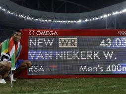 Van Niekerk rebajó en 15 centésimas la plusmarca mundial anterior, establecida por el estadounidense Michael Johnson. AP / M. Slocum