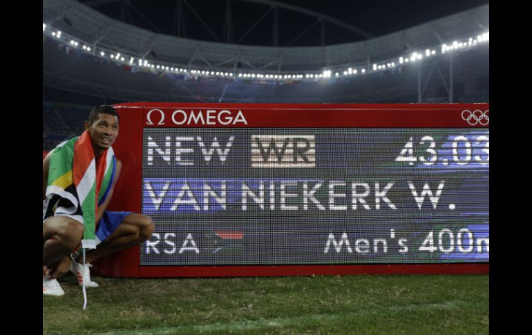 Van Niekerk rebajó en 15 centésimas la plusmarca mundial anterior, establecida por el estadounidense Michael Johnson. AP / M. Slocum