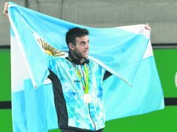 Juan Martín del Potro porta una bandera de Argentina y su medalla de plata al pecho en el podio del tenis individual varonil. AFP / l. Acosta