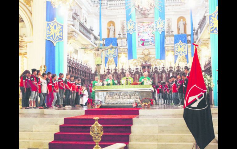 Misa. El cardenal José Francisco Robles Ortega (izquierda) en la celebración eucarística de ayer en la Catedral. EL INFORMADOR / A. Camacho