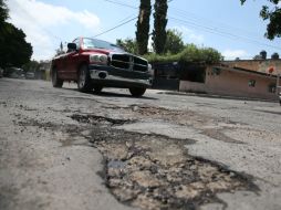 El mal estado de las calles provoca llantas ponchadas y daños en los rines. EL INFORMADOR / R. Tamayo