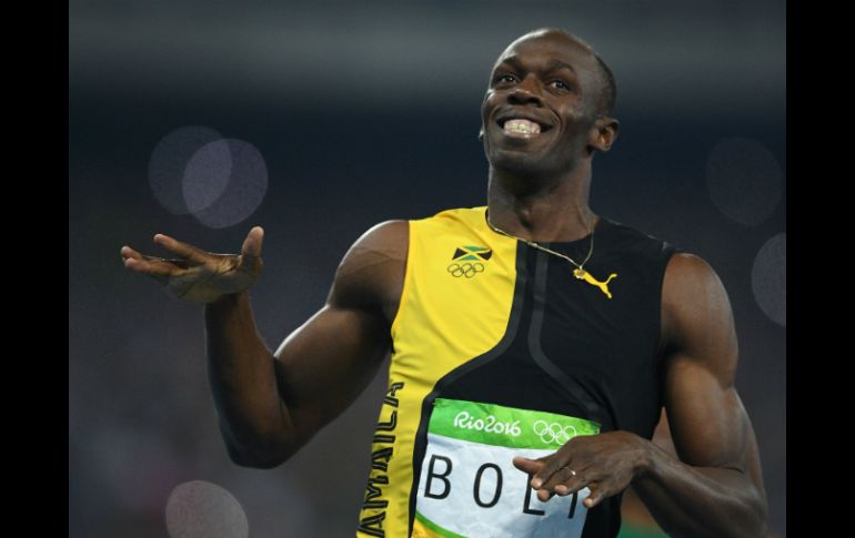 Bolt cautiva al público con su sonrisa y su show antes de cada salida. AFP / J. Eisele