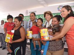 El gobernador Astudillo (centro) en el evento en la Cosata Chica de Guerrero. ESPECIAL /