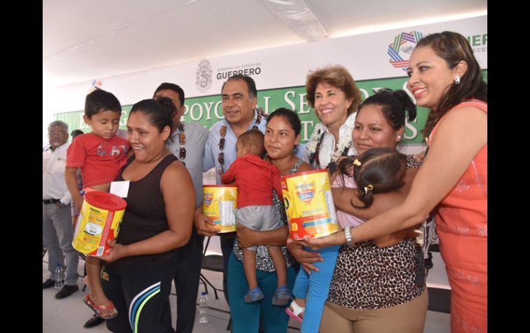 El gobernador Astudillo (centro) en el evento en la Cosata Chica de Guerrero. ESPECIAL /