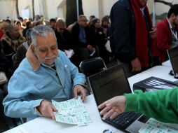 A los adultos mayores se les entregan 365 boletos por semestre y a los estudiantes se les dan 200. EL INFORMADOR / ARCHIVO