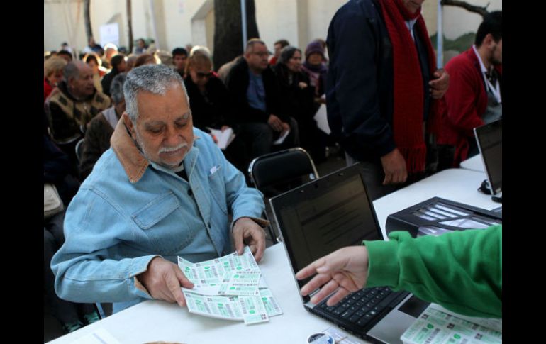 A los adultos mayores se les entregan 365 boletos por semestre y a los estudiantes se les dan 200. EL INFORMADOR / ARCHIVO