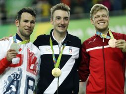 Los tres atletas felices tras ganar sus medallas. AP / P.Golovkin