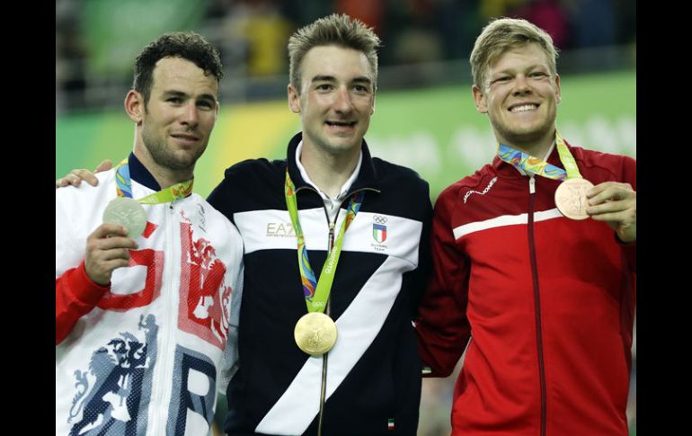 Los tres atletas felices tras ganar sus medallas. AP / P.Golovkin