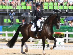 Charlotte Dujardin recibió un anillo de compromiso por parte de su novio tras recibir la medalla. AFP / J.Macdougall