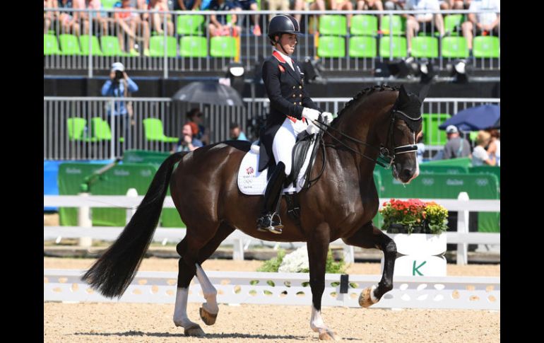 Charlotte Dujardin recibió un anillo de compromiso por parte de su novio tras recibir la medalla. AFP / J.Macdougall