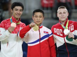 Se Gwang Ri  enseñando su medalla de oro. EFE / T.Zenkovich