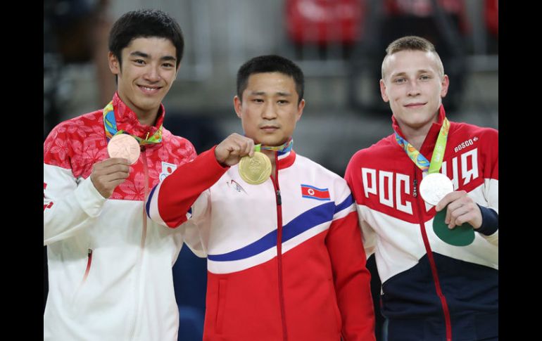 Se Gwang Ri  enseñando su medalla de oro. EFE / T.Zenkovich