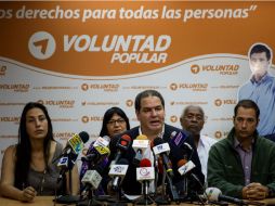 Luis Florido (centro), residente de la Comisión de Política Exterior del Parlamento, en la rueda de prensa. EFE / M. Gutiérrez