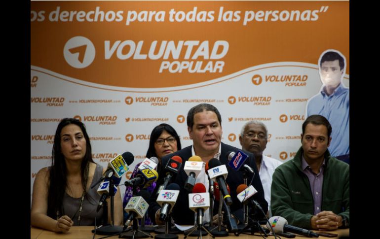 Luis Florido (centro), residente de la Comisión de Política Exterior del Parlamento, en la rueda de prensa. EFE / M. Gutiérrez