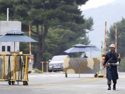 Un soldado vigila en el acceso de la base naval de Jinhae, donde ocurrió la tragedia. EFE / YONHAP