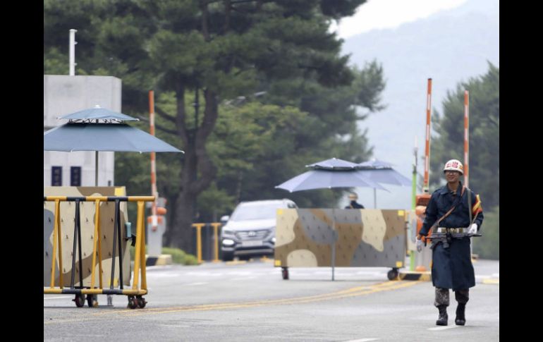 Un soldado vigila en el acceso de la base naval de Jinhae, donde ocurrió la tragedia. EFE / YONHAP