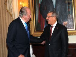 El rey emérito de España, Juan Carlos (i), saluda a Danilo Medina (d) previo a la investidura. EFE / S. Borja