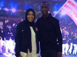 Michael Johnson (der) se tomó la foto con Ibtihaj Muhammad, del equipo de esgrima de EU en Río 2016. TWITTER / @MJGold