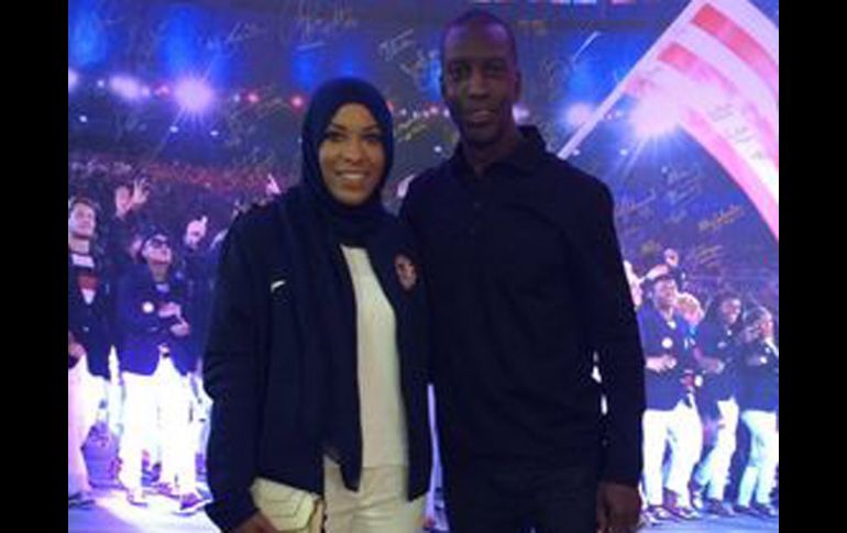 Michael Johnson (der) se tomó la foto con Ibtihaj Muhammad, del equipo de esgrima de EU en Río 2016. TWITTER / @MJGold