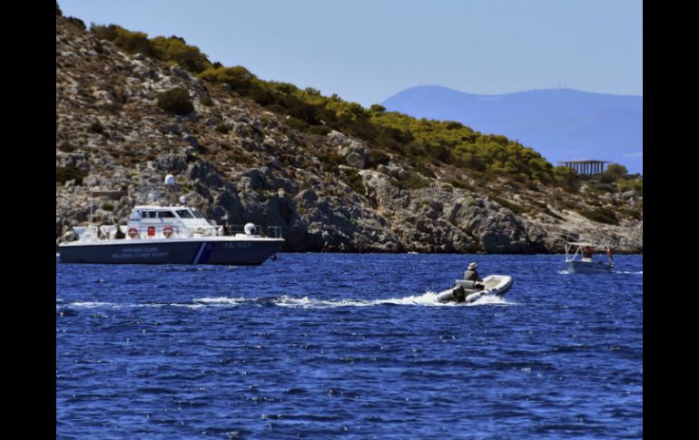 Las autoridades dicen que no hay desaparecidos, pero varios buques, buzos y helicópteros recorren la zona por precaución. EFE / D. Vlaikos