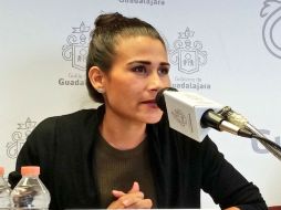 La restauradora Karla Jáuregui explica que una estructura auxiliar externa permitirá que la diosa de bronce se mantenga firme. TWITTER / @GuadalajaraGob