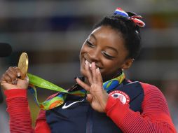 Con 19 años, un talento arrollador y el récord de títulos mundiales, Biles agrandó su leyenda en Río. AFP / T. Kitamura