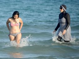 El bañador islámico cubre la mayor parte del cuerpo femenino, incluida la cabeza, excepto la cara, las manos y los pies. AFP / F. Belaid