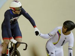 Jason Kenny (izq.) recibiendo felicitaciones por parte de el colombiano Fabian Puerta. AP / V.Caivano