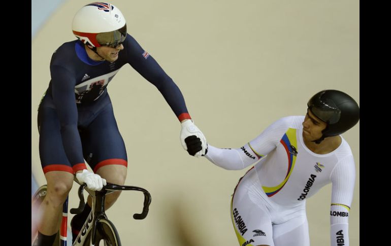 Jason Kenny (izq.) recibiendo felicitaciones por parte de el colombiano Fabian Puerta. AP / V.Caivano