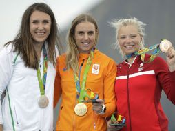 Marit Bouwmeester junto a las ganadoras de plata y bronce. AP / B.Armangue