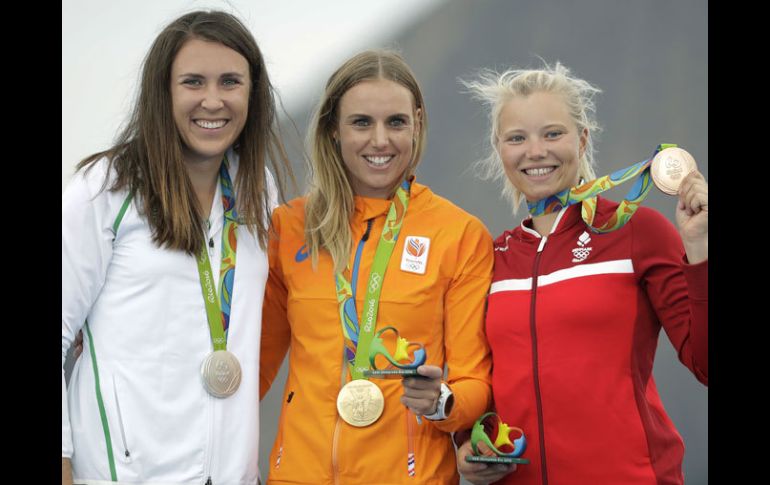 Marit Bouwmeester junto a las ganadoras de plata y bronce. AP / B.Armangue