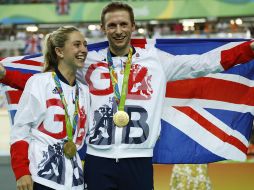 Laura Trott junto a su prometido Jason Kenny que también ganó oro. AP / P.Semansky